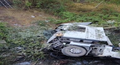 Mudurnu'da tilkiye çarpmamak için manevra yapan tır dere yatağına devrildi