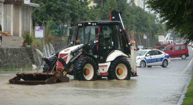 Ordu'da sağanak hayatı olumsuz etkiledi: Yol ulaşıma kapandı