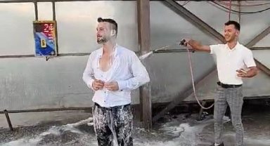 Oto yıkamada bu sefer araç değil damat yıkandı