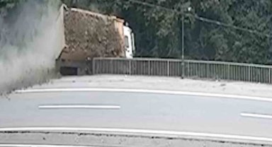 Rize'de taş kamyonunun dereye düşme anı kameralara yansıdı
