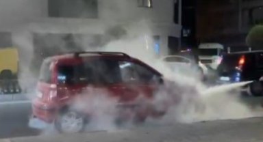 Seyir halindeki otomobil alev aldı, yangını vatandaşlar söndürdü