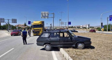 TIR'la çarpışan otomobil yaklaşık 50 metre sürüklendi