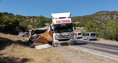 Tokat'ta kontrplak yüklü tır devrildi: 1 yaralı