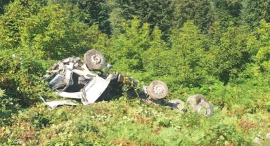 Uçuruma yuvarlanan kamyon hurdaya döndü: 1 yaralı