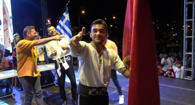 Uluslararası çay içme yarışmasını Türkiye kazandı. Yiğit Kaan Gök şampiyonluğu Yusuf Dikeç pozuyla kutladı.