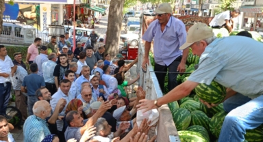 Üretici vatandaşlara tır dolusu karpuz dağıttı