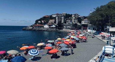 Vatandaşlar halk plajına akın etti