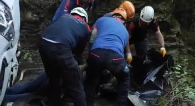 150 metrelik uçuruma yuvarlandı: 8 saat sonra yardım isteyebildi ama araçtaki arkadaşı öldü