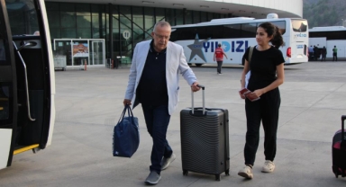 Bu Rektör çok farklı: Öğrencileri otogarda karşıladı, valizlerini taşıdı