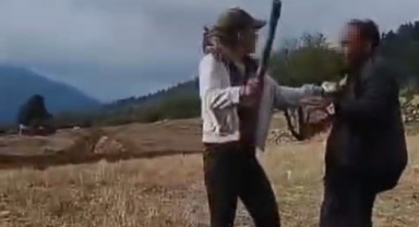 Engelli çobana kadın şiddeti... Biri sopayla dövdü, diğer kayda aldı: Görüntülere tepki yağdı!