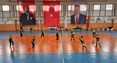 Eynesil’de çocuklar voleybola doydu