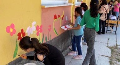 Farkındalık oluşturmak için okul duvarlarını boyadılar
