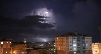 Gece gündüze döndü… Şimşekler gökyüzünü böyle aydınlattı