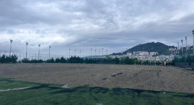 Giresun’da 15 Temmuz Spor Kompleksi Futbol Sahası’nda yenileme çalışmaları başladı