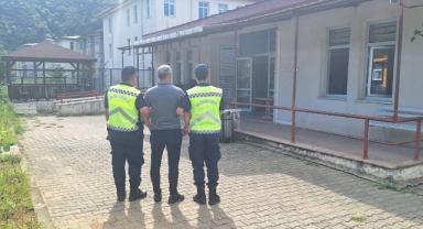 Giresun’da resmi belgede sahtecilik suçundan aranan şahıs tutuklandı
