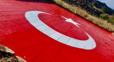 Giresun’un o köyünde simgeleşen Türk bayrağı bakım ve onarımdan geçirildi