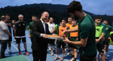 Giresunspor’a Vali morali… Antrenmanı ziyaret etti, tatlı ikramında bulundu