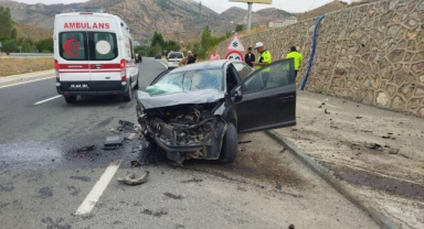 Gümüşhane'de istinat duvarına çarpan otomobildeki 3 kişi yaralandı
