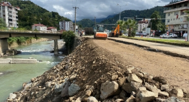 Hopa-Artvin karayolunda heyelan sonrası çöken yollarda çalışmalar sürüyor