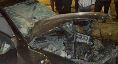 Kayganlaşan yolda otomobil tıra çarptı: 1 ölü