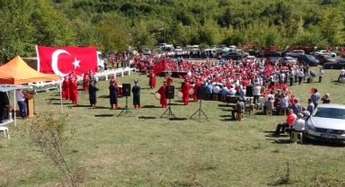 Köy yollarının asfaltlanmasını mehter takımı ile kutladılar