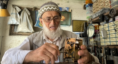 Mesleğinin son zanaatkarı… Zamanı tamir ediyor!