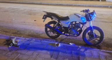 Otomobille çarpışan motosikletin sürücüsü yaralandı