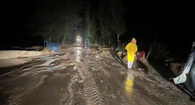 Şiddetli sağanak yağış ve rüzgar hayatı felç etti