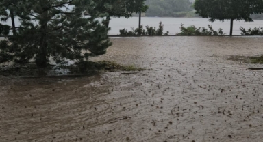 Tirebolu'daki okulda su baskını tehlikesi geçti… Öğrenciler kurtarıldı