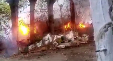Vefat eden annesinden hatıra kalan aracı kardeşi yakınca gözyaşlarına boğuldu