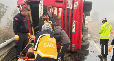 Yoğun sis kazayı beraberinde getirdi… Tır yola devrildi sürücüsü yaralandı