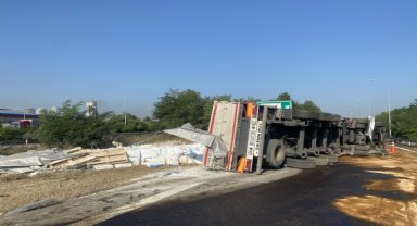Yola devrilen tır ulaşımı aksattı