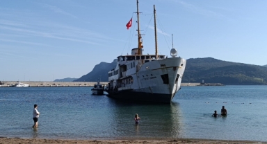 Amasra'da Karaya Oturan Restoran-Vapur Şaşkınlık Yarattı