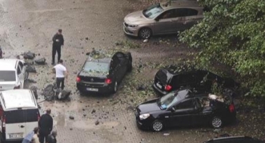  Büyük tehlike atlatıldı! Yamaçtan kopan kayalar, park halindeki araçlara çarptı