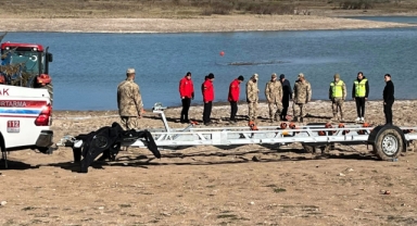 Ekipler seferber oldu! İntihar edeceğini söyleyerek gölete giden genç 17 saattir aranıyor