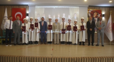 Eynesil'de Hafızlık İcazet Merasimi: 8 Öğrenci Hafızlık Belgesi Aldı