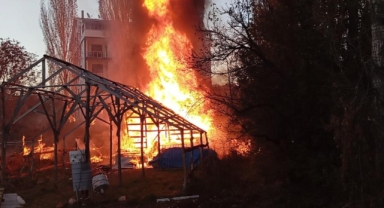 Giresun'da 2. el eşya deposu cayır cayır yandı!