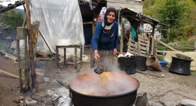 Giresun'da kadınlar yazın bolluğunu kışa taşıyor