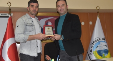 Görele Belediye Başkanı Dede’den, İtfaiye eri İlker Boz’a plaket