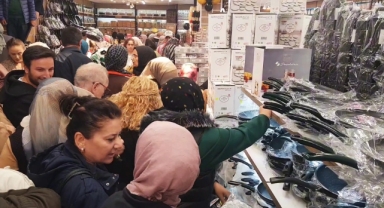 İndirimli ürünleri almak için birbirlerini ezdiler