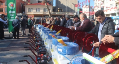 Kahverengi Kokarcayla mücadele için üreticiye ilaçlama makinesi dağıtıldı