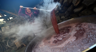 Karadeniz'e özgü kokulu üzümden tatlı ve ekşi pekmez üretiliyor