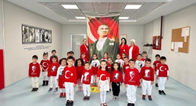 Minikler hastanede Cumhuriyet'i kutladı, hastalar moral buldu