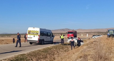 Okul servis minibüsü ile otomobilin çarpıştığı kazada 3 kişi öldü
