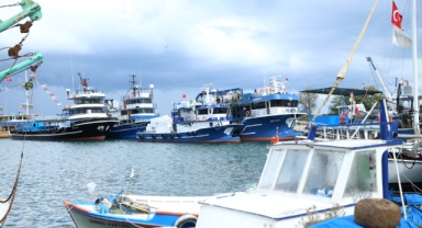 Olumsuz hava koşulları nedeniyle balıkçı tekneleri limanlara sığındı