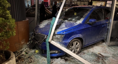 Otomobilin sosyal tesislere girdiği kazada binada hasar oluştu
