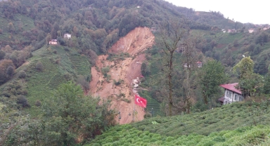 Rize'de heyelan yıktı geçti!
