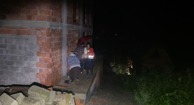 Su baskını riski altında olan konuttaki 5 kişilik aile AFAD ekiplerince kurtarıldı