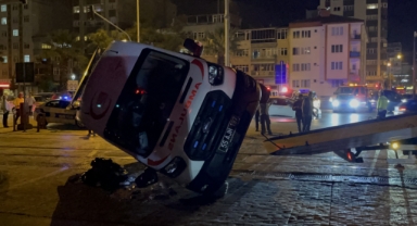Tramvay ile ambulans çarpıştı: 4 yaralı