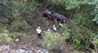Uçuruma düşen otomobilden sağ çıktılar, 200 metrelik uçurumda kurtarılmayı beklediler   